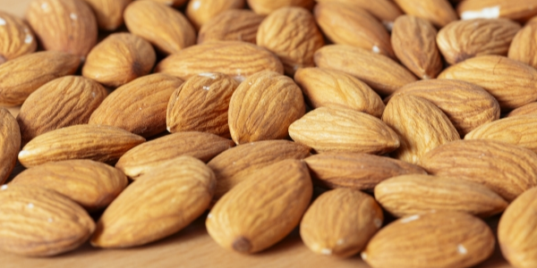 栄養豊富なアーモンドを食べる