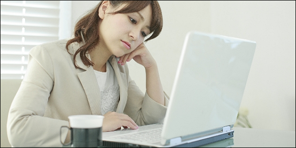 片肘をつくのはほうれい線の原因に